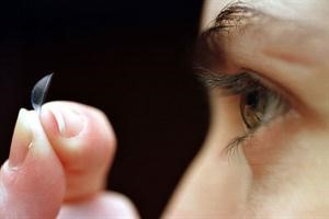 ¿Cómo evitar problemas con las lentes de contacto?